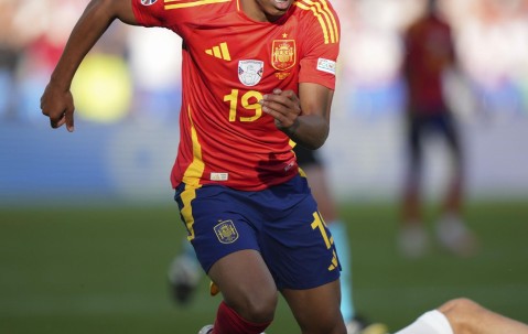  穆古鲁扎回归赛场，战术调整首场状态亮眼，巴塞罗那观众沸腾！-开云体育官网